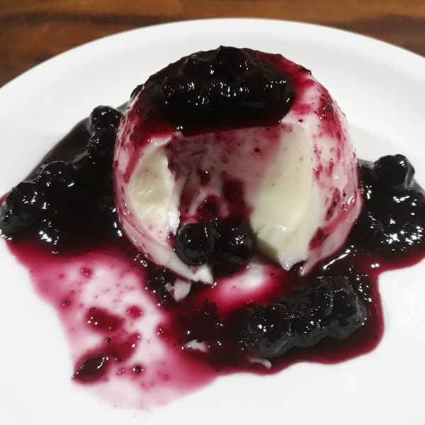 Panna Cotta com Calda de Mirtilo